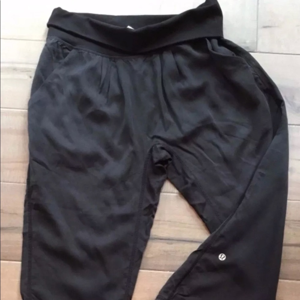 Lululemon black capri size 4